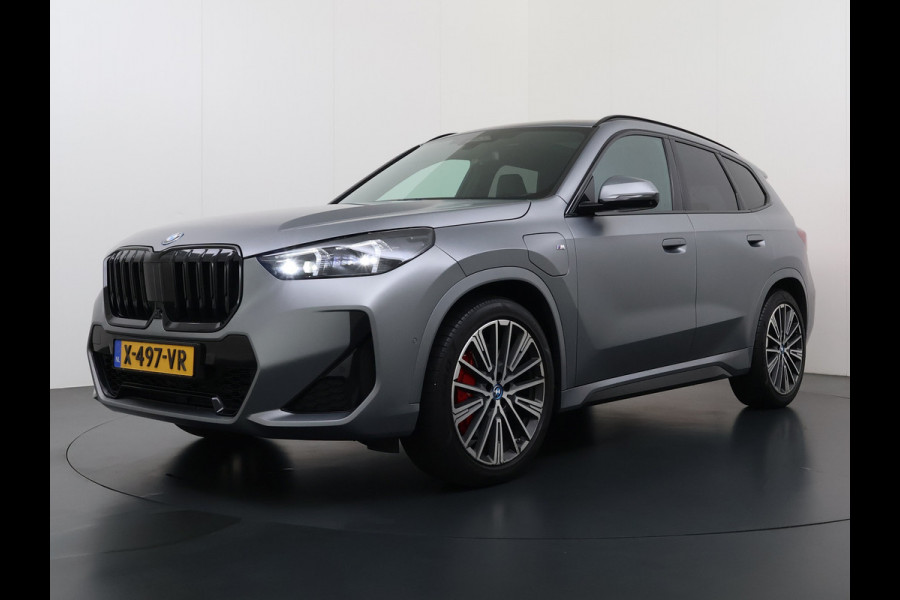 BMW X1 xDrive30e AUT-7 327pk 4WD Leer Pano-Dak/Hef-Dak FROZEN-PURE-GREY Sport-Stoel+Elektr.+Geheugen+Verwarmd M-Sport-Pro +M-Exterieur+ Adaptive-Cruise AWD StuurVerwarmd Zwarte-Hemel Travelpack Park-Assist PDC-a+v Draadloze lader Innovations-pakket Comfort-Pack € 75.000,- nieuw,  orig.NLse auto! 5,6 sec 0-100 1.800kg trekvermogen tot max 80-90km wltp elektrisch
