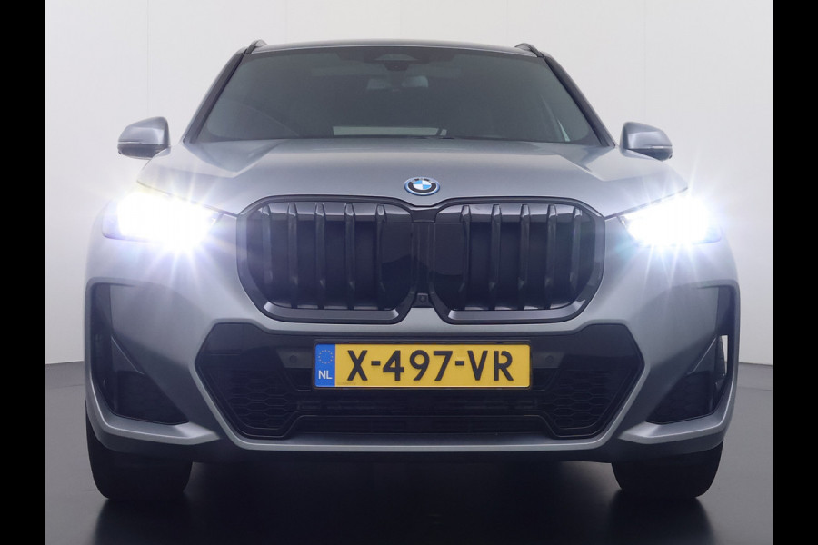BMW X1 xDrive30e AUT-7 327pk 4WD Leer Pano-Dak/Hef-Dak FROZEN-PURE-GREY Sport-Stoel+Elektr.+Geheugen+Verwarmd M-Sport-Pro +M-Exterieur+ Adaptive-Cruise AWD StuurVerwarmd Zwarte-Hemel Travelpack Park-Assist PDC-a+v Draadloze lader Innovations-pakket Comfort-Pack € 75.000,- nieuw,  orig.NLse auto! 5,6 sec 0-100 1.800kg trekvermogen tot max 80-90km wltp elektrisch