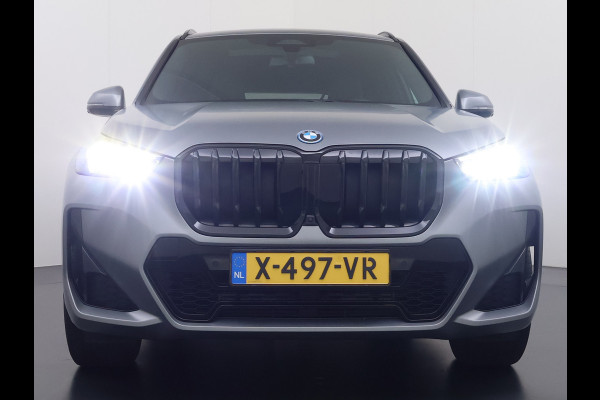 BMW X1 xDrive30e AUT-7 327pk 4WD Leer Pano-Dak/Hef-Dak FROZEN-PURE-GREY Sport-Stoel+Elektr.+Geheugen+Verwarmd M-Sport-Pro +M-Exterieur+ Adaptive-Cruise AWD StuurVerwarmd Zwarte-Hemel Travelpack Park-Assist PDC-a+v Draadloze lader Innovations-pakket Comfort-Pack € 75.000,- nieuw,  orig.NLse auto! 5,6 sec 0-100 1.800kg trekvermogen tot max 80-90km wltp elektrisch