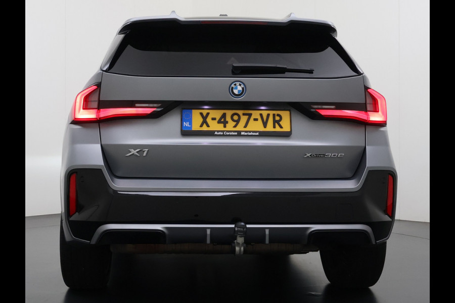 BMW X1 xDrive30e AUT-7 327pk 4WD Leer Pano-Dak/Hef-Dak FROZEN-PURE-GREY Sport-Stoel+Elektr.+Geheugen+Verwarmd M-Sport-Pro +M-Exterieur+ Adaptive-Cruise AWD StuurVerwarmd Zwarte-Hemel Travelpack Park-Assist PDC-a+v Draadloze lader Innovations-pakket Comfort-Pack € 75.000,- nieuw,  orig.NLse auto! 5,6 sec 0-100 1.800kg trekvermogen tot max 80-90km wltp elektrisch