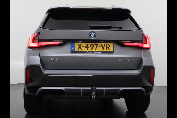 BMW X1 xDrive30e AUT-7 327pk 4WD Leer Pano-Dak/Hef-Dak FROZEN-PURE-GREY Sport-Stoel+Elektr.+Geheugen+Verwarmd M-Sport-Pro +M-Exterieur+ Adaptive-Cruise AWD StuurVerwarmd Zwarte-Hemel Travelpack Park-Assist PDC-a+v Draadloze lader Innovations-pakket Comfort-Pack € 75.000,- nieuw,  orig.NLse auto! 5,6 sec 0-100 1.800kg trekvermogen tot max 80-90km wltp elektrisch