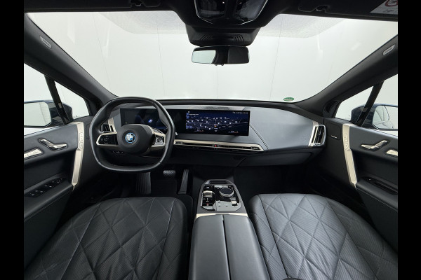 BMW iX xDrive40 326pk Soh 100% Leer-Suite+Massage+Ventilatie PanoDak Laser-LED 22"lm Wegklapb.-Trekhaak Soft-Close-aut. Adaptive-Cruise AWD Digital-Key Connected-Drive Android Apple CarplayWarmte-comfort-pack AchteruitRij-Assist Co-Pilot-Pack Drive-Assist Zwarte-Hemel 4WD Uitwijkassist Keyless Stuur+Bank+Stoel-Verwarmd DAB Orig.NLse auto 1e Eigenaar 2.500kg Trekvermogen (630Nm)!  € 106.000,- nieuw  Nét beurt gehad (163.340km)