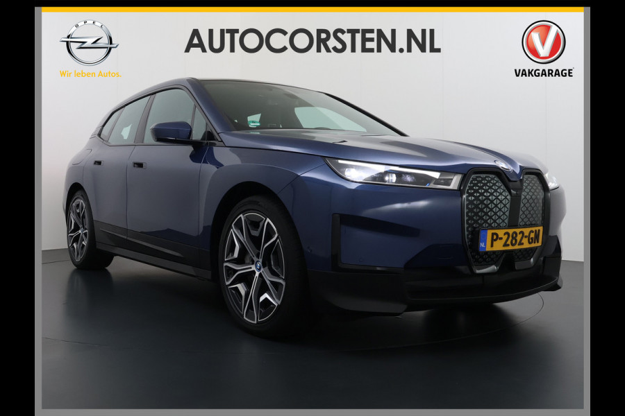 BMW iX xDrive40 326pk Soh 100% Leer-Suite+Massage+Ventilatie PanoDak Laser-LED 22"lm Wegklapb.-Trekhaak Soft-Close-aut. Adaptive-Cruise AWD Digital-Key Connected-Drive Android Apple CarplayWarmte-comfort-pack AchteruitRij-Assist Co-Pilot-Pack Drive-Assist Zwarte-Hemel 4WD Uitwijkassist Keyless Stuur+Bank+Stoel-Verwarmd DAB Orig.NLse auto 1e Eigenaar 2.500kg Trekvermogen (630Nm)!  € 106.000,- nieuw  Nét beurt gehad (163.340km)