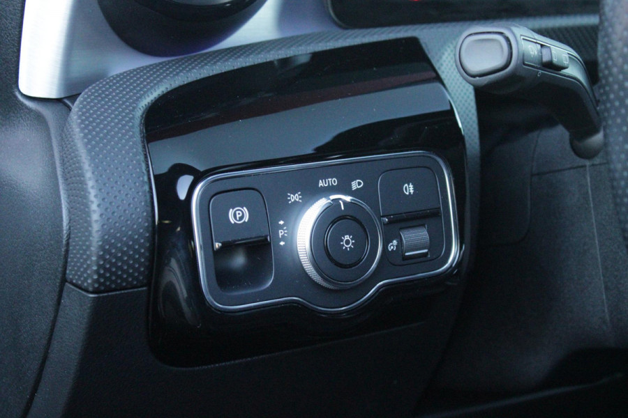 Mercedes-Benz A-Klasse 180 BUSINESS SOLUTION AMG | PANORAMA SCHUIF/KANTEL DAK | SFEER VERLICHTING | ELEKTRISCH VERSTELBARE VOORSTOELEN MET GEHEUGEN FUNCTIE | STOEL VERWARMING OP BEIDE VOORSTOELEN | MULTIBEAM LED KOPLAMPEN | ACHTERUITRIJ CAMERA | APPLE CARPLAY/ANDROID AUTO | NAVIGATIE | KEYLESS GO | CRUISE CONTROL | NIGHT PAKKET | VERKEERSLICHTEN WEERGAVE | 17" LICHTMETALEN VELGEN AMG | HEMELBEKLEDING ZWART | MBUX MULTIMEDIA SYSTEEM | SPORTSTOELEN | PARKEERSENSOREN VOOR + ACHTER |