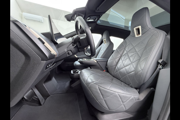 BMW iX xDrive40 326pk Soh 100% Leer-Suite+Massage+Ventilatie PanoDak Laser-LED 22"lm Wegklapb.-Trekhaak Soft-Close-aut. Adaptive-Cruise AWD Digital-Key Connected-Drive Android Apple CarplayWarmte-comfort-pack AchteruitRij-Assist Co-Pilot-Pack Drive-Assist Zwarte-Hemel 4WD Uitwijkassist Keyless Stuur+Bank+Stoel-Verwarmd DAB Orig.NLse auto 1e Eigenaar 2.500kg Trekvermogen (630Nm)!  € 106.000,- nieuw  Nét beurt gehad (163.340km)