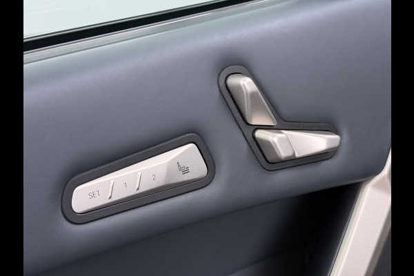 BMW iX xDrive40 326pk Soh 100% Leer-Suite+Massage+Ventilatie PanoDak Laser-LED 22"lm Wegklapb.-Trekhaak Soft-Close-aut. Adaptive-Cruise AWD Digital-Key Connected-Drive Android Apple CarplayWarmte-comfort-pack AchteruitRij-Assist Co-Pilot-Pack Drive-Assist Zwarte-Hemel 4WD Uitwijkassist Keyless Stuur+Bank+Stoel-Verwarmd DAB Orig.NLse auto 1e Eigenaar 2.500kg Trekvermogen (630Nm)!  € 106.000,- nieuw  Nét beurt gehad (163.340km)