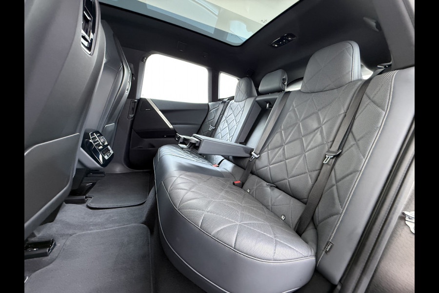 BMW iX xDrive40 326pk Soh 100% Leer-Suite+Massage+Ventilatie PanoDak Laser-LED 22"lm Wegklapb.-Trekhaak Soft-Close-aut. Adaptive-Cruise AWD Digital-Key Connected-Drive Android Apple CarplayWarmte-comfort-pack AchteruitRij-Assist Co-Pilot-Pack Drive-Assist Zwarte-Hemel 4WD Uitwijkassist Keyless Stuur+Bank+Stoel-Verwarmd DAB Orig.NLse auto 1e Eigenaar 2.500kg Trekvermogen (630Nm)!  € 106.000,- nieuw  Nét beurt gehad (163.340km)
