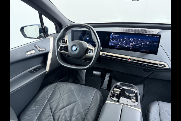 BMW iX xDrive40 326pk Soh 100% Leer-Suite+Massage+Ventilatie PanoDak Laser-LED 22"lm Wegklapb.-Trekhaak Soft-Close-aut. Adaptive-Cruise AWD Digital-Key Connected-Drive Android Apple CarplayWarmte-comfort-pack AchteruitRij-Assist Co-Pilot-Pack Drive-Assist Zwarte-Hemel 4WD Uitwijkassist Keyless Stuur+Bank+Stoel-Verwarmd DAB Orig.NLse auto 1e Eigenaar 2.500kg Trekvermogen (630Nm)!  € 106.000,- nieuw  Nét beurt gehad (163.340km)