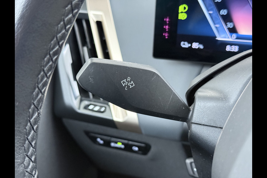 BMW iX xDrive40 326pk Soh 100% Leer-Suite+Massage+Ventilatie PanoDak Laser-LED 22"lm Wegklapb.-Trekhaak Soft-Close-aut. Adaptive-Cruise AWD Digital-Key Connected-Drive Android Apple CarplayWarmte-comfort-pack AchteruitRij-Assist Co-Pilot-Pack Drive-Assist Zwarte-Hemel 4WD Uitwijkassist Keyless Stuur+Bank+Stoel-Verwarmd DAB Orig.NLse auto 1e Eigenaar 2.500kg Trekvermogen (630Nm)!  € 106.000,- nieuw  Nét beurt gehad (163.340km)