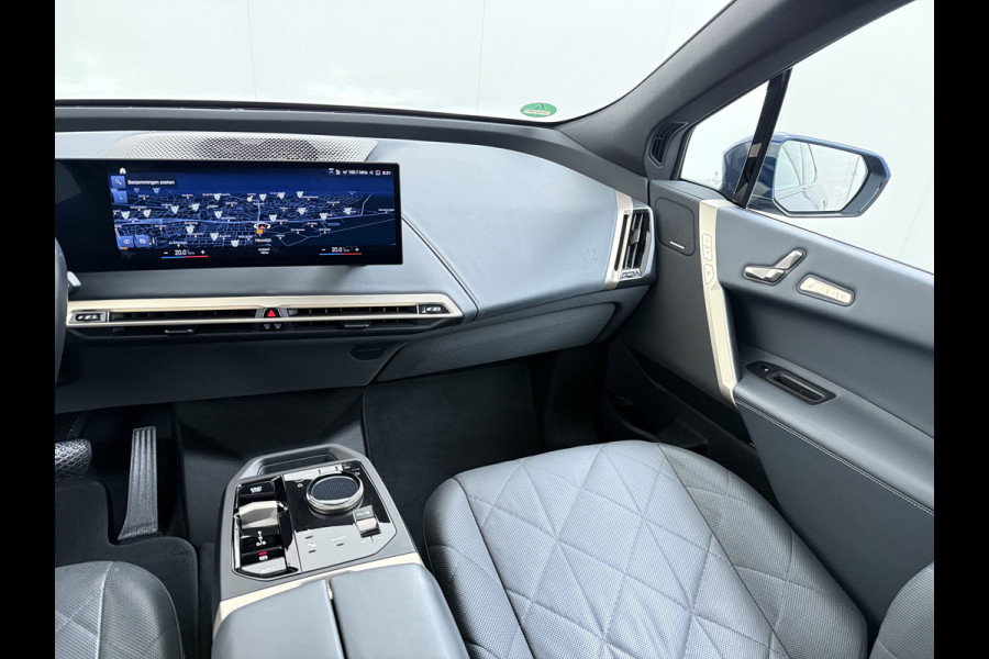 BMW iX xDrive40 326pk Soh 100% Leer-Suite+Massage+Ventilatie PanoDak Laser-LED 22"lm Wegklapb.-Trekhaak Soft-Close-aut. Adaptive-Cruise AWD Digital-Key Connected-Drive Android Apple CarplayWarmte-comfort-pack AchteruitRij-Assist Co-Pilot-Pack Drive-Assist Zwarte-Hemel 4WD Uitwijkassist Keyless Stuur+Bank+Stoel-Verwarmd DAB Orig.NLse auto 1e Eigenaar 2.500kg Trekvermogen (630Nm)!  € 106.000,- nieuw  Nét beurt gehad (163.340km)