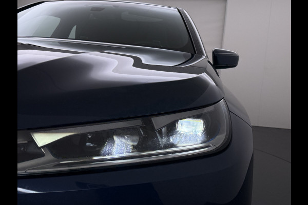 BMW iX xDrive40 326pk Soh 100% Leer-Suite+Massage+Ventilatie PanoDak Laser-LED 22"lm Wegklapb.-Trekhaak Soft-Close-aut. Adaptive-Cruise AWD Digital-Key Connected-Drive Android Apple CarplayWarmte-comfort-pack AchteruitRij-Assist Co-Pilot-Pack Drive-Assist Zwarte-Hemel 4WD Uitwijkassist Keyless Stuur+Bank+Stoel-Verwarmd DAB Orig.NLse auto 1e Eigenaar 2.500kg Trekvermogen (630Nm)!  € 106.000,- nieuw  Nét beurt gehad (163.340km)