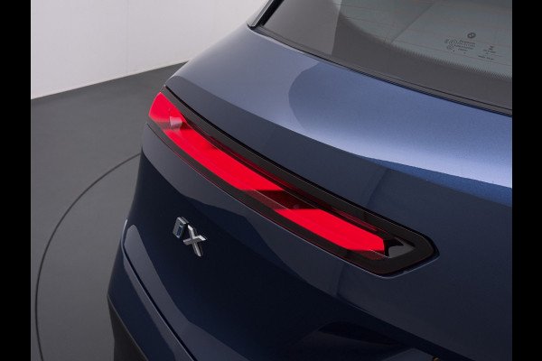 BMW iX xDrive40 326pk Soh 100% Leer-Suite+Massage+Ventilatie PanoDak Laser-LED 22"lm Wegklapb.-Trekhaak Soft-Close-aut. Adaptive-Cruise AWD Digital-Key Connected-Drive Android Apple CarplayWarmte-comfort-pack AchteruitRij-Assist Co-Pilot-Pack Drive-Assist Zwarte-Hemel 4WD Uitwijkassist Keyless Stuur+Bank+Stoel-Verwarmd DAB Orig.NLse auto 1e Eigenaar 2.500kg Trekvermogen (630Nm)!  € 106.000,- nieuw  Nét beurt gehad (163.340km)