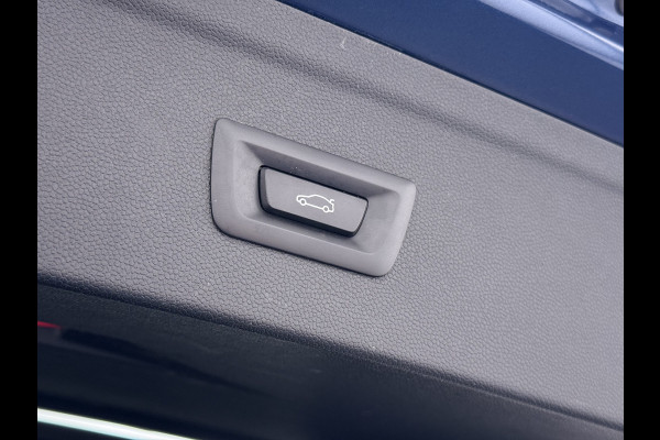 BMW iX xDrive40 326pk Soh 100% Leer-Suite+Massage+Ventilatie PanoDak Laser-LED 22"lm Wegklapb.-Trekhaak Soft-Close-aut. Adaptive-Cruise AWD Digital-Key Connected-Drive Android Apple CarplayWarmte-comfort-pack AchteruitRij-Assist Co-Pilot-Pack Drive-Assist Zwarte-Hemel 4WD Uitwijkassist Keyless Stuur+Bank+Stoel-Verwarmd DAB Orig.NLse auto 1e Eigenaar 2.500kg Trekvermogen (630Nm)!  € 106.000,- nieuw  Nét beurt gehad (163.340km)