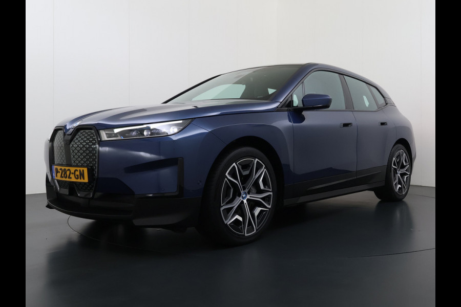 BMW iX xDrive40 326pk Soh 100% Leer-Suite+Massage+Ventilatie PanoDak Laser-LED 22"lm Wegklapb.-Trekhaak Soft-Close-aut. Adaptive-Cruise AWD Digital-Key Connected-Drive Android Apple CarplayWarmte-comfort-pack AchteruitRij-Assist Co-Pilot-Pack Drive-Assist Zwarte-Hemel 4WD Uitwijkassist Keyless Stuur+Bank+Stoel-Verwarmd DAB Orig.NLse auto 1e Eigenaar 2.500kg Trekvermogen (630Nm)!  € 106.000,- nieuw  Nét beurt gehad (163.340km)