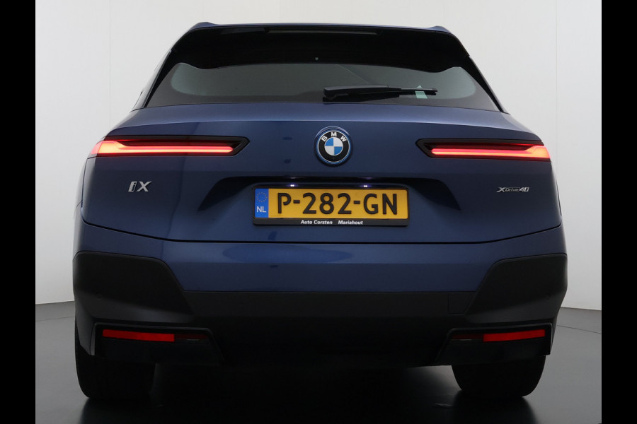 BMW iX xDrive40 326pk Soh 100% Leer-Suite+Massage+Ventilatie PanoDak Laser-LED 22"lm Wegklapb.-Trekhaak Soft-Close-aut. Adaptive-Cruise AWD Digital-Key Connected-Drive Android Apple CarplayWarmte-comfort-pack AchteruitRij-Assist Co-Pilot-Pack Drive-Assist Zwarte-Hemel 4WD Uitwijkassist Keyless Stuur+Bank+Stoel-Verwarmd DAB Orig.NLse auto 1e Eigenaar 2.500kg Trekvermogen (630Nm)!  € 106.000,- nieuw  Nét beurt gehad (163.340km)