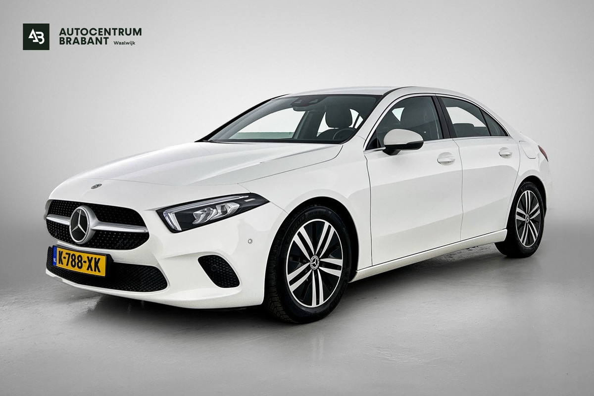 Mercedes-Benz A-Klasse 180 Business Solution Luxury (SFEERVERLICHTING, CAMERA, STOELVERWARMING, 1e EIGENAAR, GOED ONDERHOUDEN)