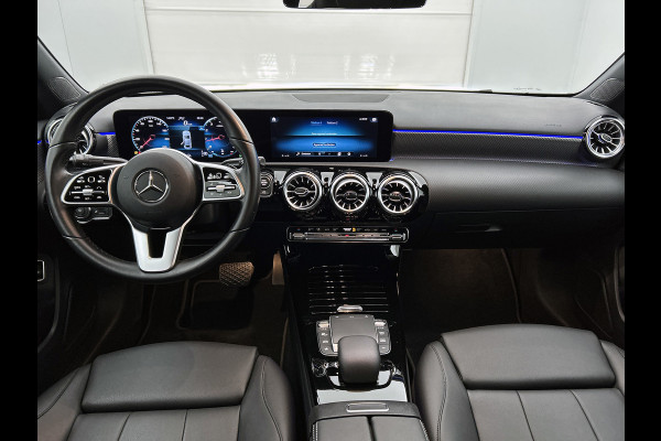 Mercedes-Benz A-Klasse 180 Business Solution Luxury (SFEERVERLICHTING, CAMERA, STOELVERWARMING, 1e EIGENAAR, GOED ONDERHOUDEN)