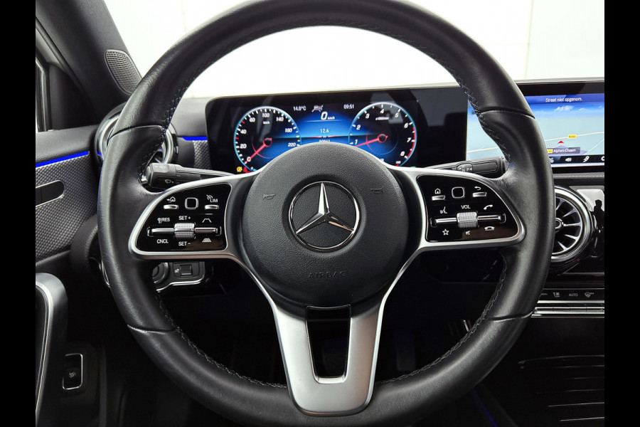 Mercedes-Benz A-Klasse 180 Business Solution Luxury (SFEERVERLICHTING, CAMERA, STOELVERWARMING, 1e EIGENAAR, GOED ONDERHOUDEN)