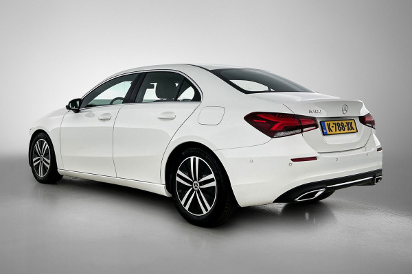 Mercedes-Benz A-Klasse 180 Business Solution Luxury (SFEERVERLICHTING, CAMERA, STOELVERWARMING, 1e EIGENAAR, GOED ONDERHOUDEN)