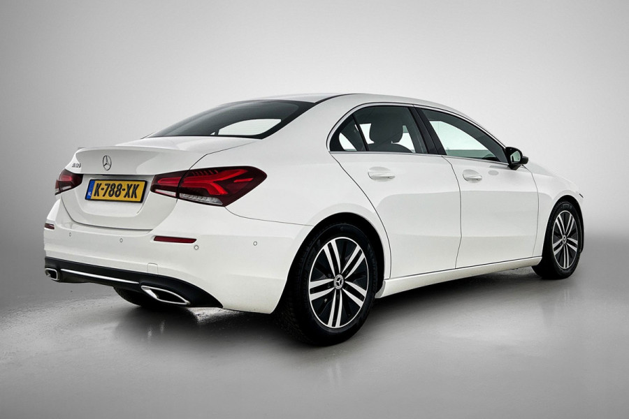 Mercedes-Benz A-Klasse 180 Business Solution Luxury (SFEERVERLICHTING, CAMERA, STOELVERWARMING, 1e EIGENAAR, GOED ONDERHOUDEN)