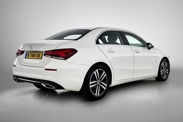 Mercedes-Benz A-Klasse 180 Business Solution Luxury (SFEERVERLICHTING, CAMERA, STOELVERWARMING, 1e EIGENAAR, GOED ONDERHOUDEN)