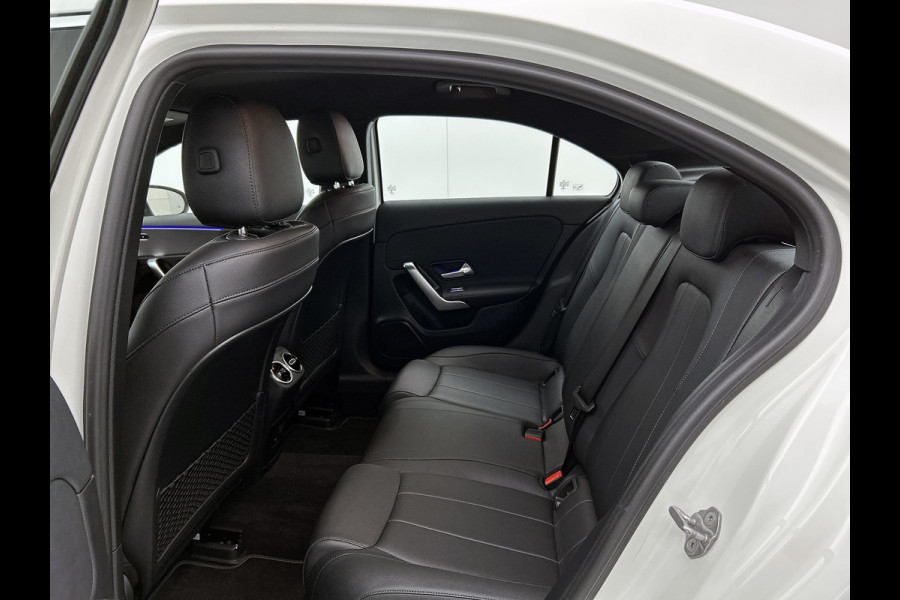 Mercedes-Benz A-Klasse 180 Business Solution Luxury (SFEERVERLICHTING, CAMERA, STOELVERWARMING, 1e EIGENAAR, GOED ONDERHOUDEN)
