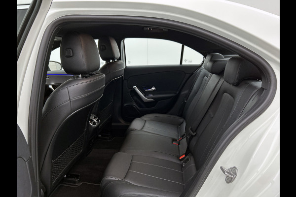 Mercedes-Benz A-Klasse 180 Business Solution Luxury (SFEERVERLICHTING, CAMERA, STOELVERWARMING, 1e EIGENAAR, GOED ONDERHOUDEN)