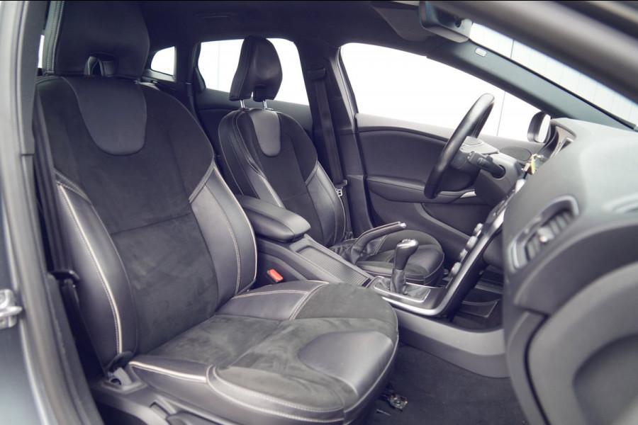 Volvo V40 2.0 T2 R-Design / Trekhaak / Navi / Cruise / Climate / Stoelverw. / Leer - Alcantara
