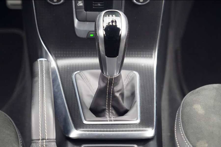 Volvo V40 2.0 T2 R-Design / Trekhaak / Navi / Cruise / Climate / Stoelverw. / Leer - Alcantara