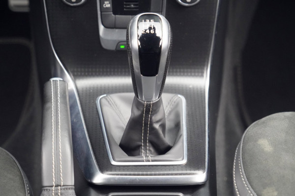 Volvo V40 2.0 T2 R-Design / Trekhaak / Navi / Cruise / Climate / Stoelverw. / Leer - Alcantara