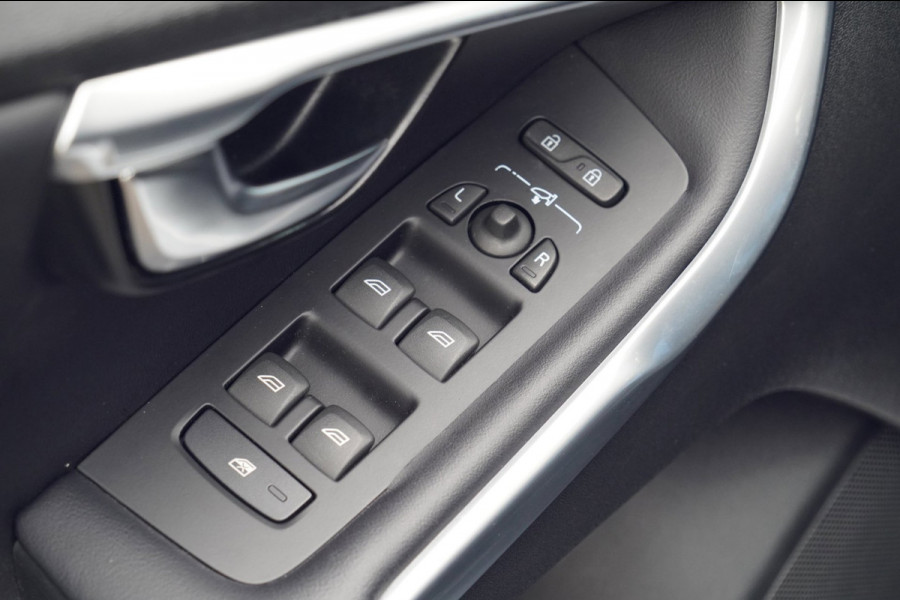 Volvo V40 2.0 T2 R-Design / Trekhaak / Navi / Cruise / Climate / Stoelverw. / Leer - Alcantara