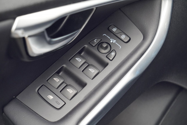 Volvo V40 2.0 T2 R-Design / Trekhaak / Navi / Cruise / Climate / Stoelverw. / Leer - Alcantara