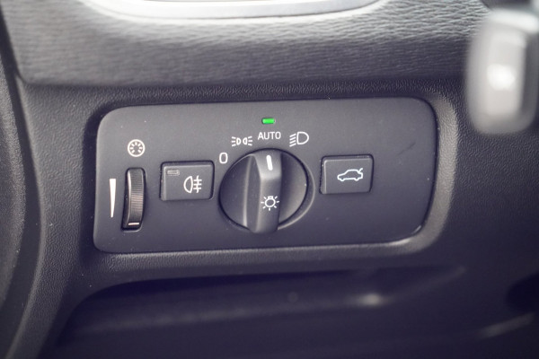 Volvo V40 2.0 T2 R-Design / Trekhaak / Navi / Cruise / Climate / Stoelverw. / Leer - Alcantara