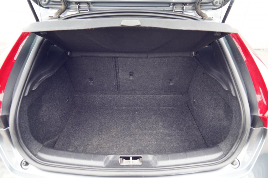 Volvo V40 2.0 T2 R-Design / Trekhaak / Navi / Cruise / Climate / Stoelverw. / Leer - Alcantara