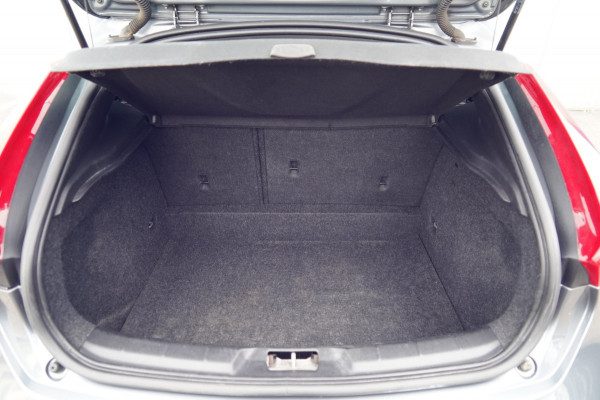 Volvo V40 2.0 T2 R-Design / Trekhaak / Navi / Cruise / Climate / Stoelverw. / Leer - Alcantara