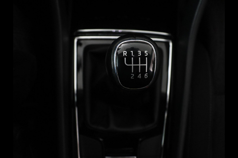 Škoda Karoq 1.5 TSI Business Edition Plus | Stoelverwarming | Adaptive cruise | Camera | Achterbankverwarming | Carplay | Navigatie | Full LED | Virtual Cockpit | Climate control | Bluetooth