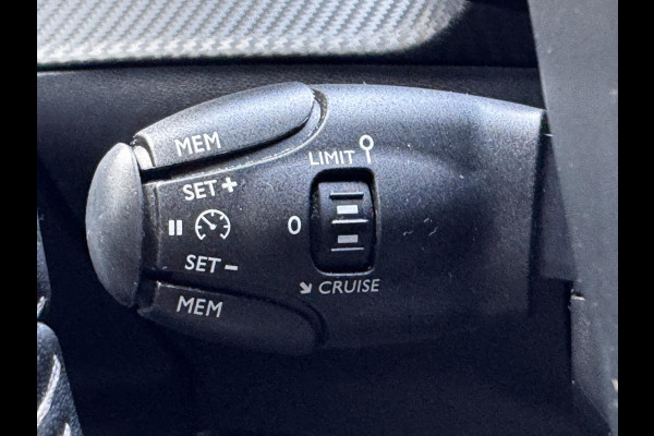 Peugeot 2008 1.2 PT Allure | 130 PK | Trekhaak | Navigatie | NL-Auto | Parkeersensoren | Climate Control |