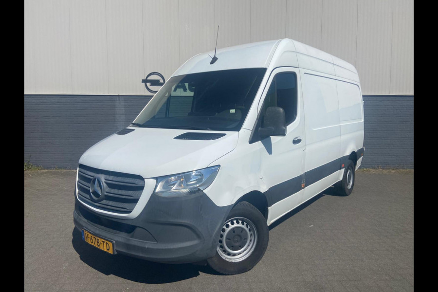 Mercedes-Benz Sprinter 314 2.2 CDI 143pk AUT-7 L2H2 EURO VI-D NAVI Camera ECC Keyless Bluetooth Navigatie-pakket Elektr.Spiegels+Verwarmd BlindSpot-Assist Regensensor Bordherkenning Trekhaak 3.500kg Trekvermogen Betonplex Wandbetimmerd