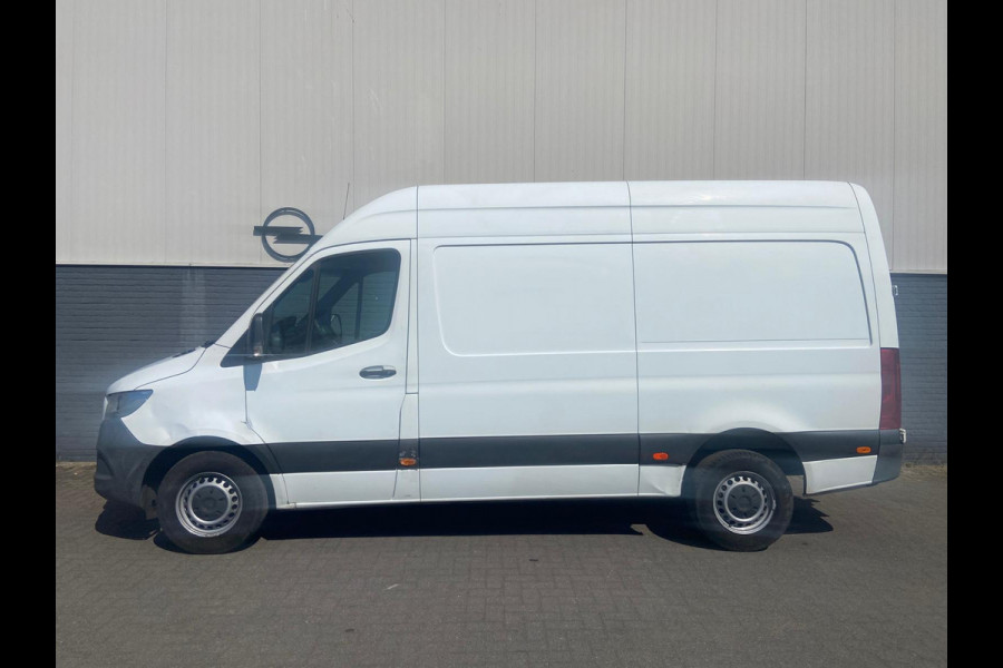 Mercedes-Benz Sprinter 314 2.2 CDI 143pk AUT-7 L2H2 EURO VI-D NAVI Camera ECC Keyless Bluetooth Navigatie-pakket Elektr.Spiegels+Verwarmd BlindSpot-Assist Regensensor Bordherkenning Trekhaak 3.500kg Trekvermogen Betonplex Wandbetimmerd