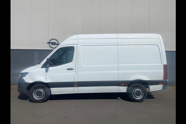 Mercedes-Benz Sprinter 314 2.2 CDI 143pk AUT-7 L2H2 EURO VI-D NAVI Camera ECC Keyless Bluetooth Navigatie-pakket Elektr.Spiegels+Verwarmd BlindSpot-Assist Regensensor Bordherkenning Trekhaak 3.500kg Trekvermogen Betonplex Wandbetimmerd