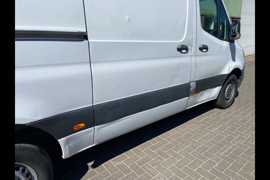 Mercedes-Benz Sprinter 314 2.2 CDI 143pk AUT-7 L2H2 EURO VI-D NAVI Camera ECC Keyless Bluetooth Navigatie-pakket Elektr.Spiegels+Verwarmd BlindSpot-Assist Regensensor Bordherkenning Trekhaak 3.500kg Trekvermogen Betonplex Wandbetimmerd
