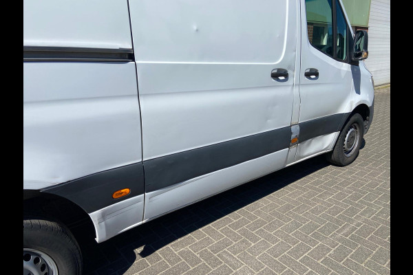 Mercedes-Benz Sprinter 314 2.2 CDI 143pk AUT-7 L2H2 EURO VI-D NAVI Camera ECC Keyless Bluetooth Navigatie-pakket Elektr.Spiegels+Verwarmd BlindSpot-Assist Regensensor Bordherkenning Trekhaak 3.500kg Trekvermogen Betonplex Wandbetimmerd