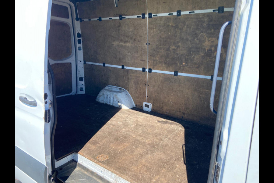 Mercedes-Benz Sprinter 314 2.2 CDI 143pk AUT-7 L2H2 EURO VI-D NAVI Camera ECC Keyless Bluetooth Navigatie-pakket Elektr.Spiegels+Verwarmd BlindSpot-Assist Regensensor Bordherkenning Trekhaak 3.500kg Trekvermogen Betonplex Wandbetimmerd