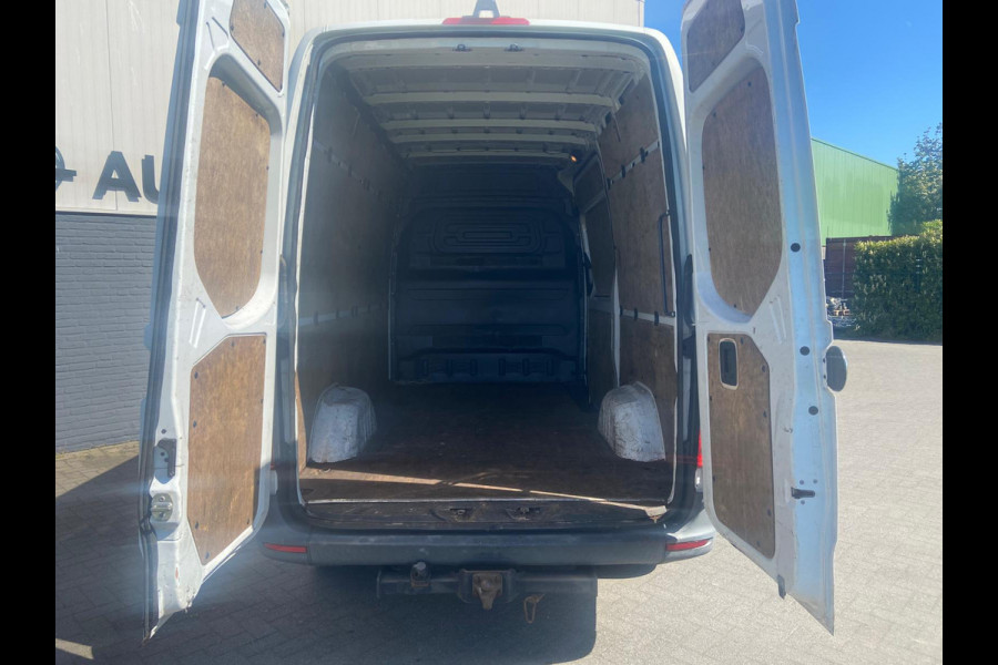 Mercedes-Benz Sprinter 314 2.2 CDI 143pk AUT-7 L2H2 EURO VI-D NAVI Camera ECC Keyless Bluetooth Navigatie-pakket Elektr.Spiegels+Verwarmd BlindSpot-Assist Regensensor Bordherkenning Trekhaak 3.500kg Trekvermogen Betonplex Wandbetimmerd