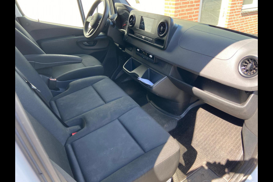 Mercedes-Benz Sprinter 314 2.2 CDI 143pk AUT-7 L2H2 EURO VI-D NAVI Camera ECC Keyless Bluetooth Navigatie-pakket Elektr.Spiegels+Verwarmd BlindSpot-Assist Regensensor Bordherkenning Trekhaak 3.500kg Trekvermogen Betonplex Wandbetimmerd