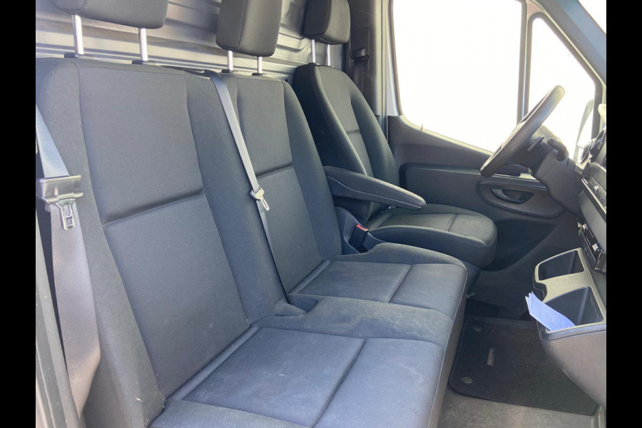 Mercedes-Benz Sprinter 314 2.2 CDI 143pk AUT-7 L2H2 EURO VI-D NAVI Camera ECC Keyless Bluetooth Navigatie-pakket Elektr.Spiegels+Verwarmd BlindSpot-Assist Regensensor Bordherkenning Trekhaak 3.500kg Trekvermogen Betonplex Wandbetimmerd