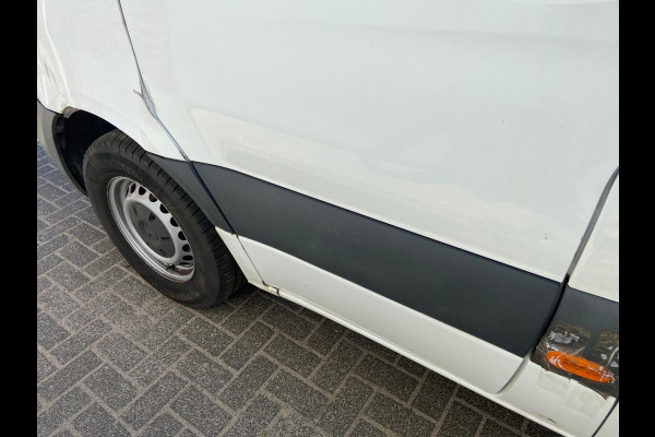 Mercedes-Benz Sprinter 314 2.2 CDI 143pk AUT-7 L2H2 EURO VI-D NAVI Camera ECC Keyless Bluetooth Navigatie-pakket Elektr.Spiegels+Verwarmd BlindSpot-Assist Regensensor Bordherkenning Trekhaak 3.500kg Trekvermogen Betonplex Wandbetimmerd