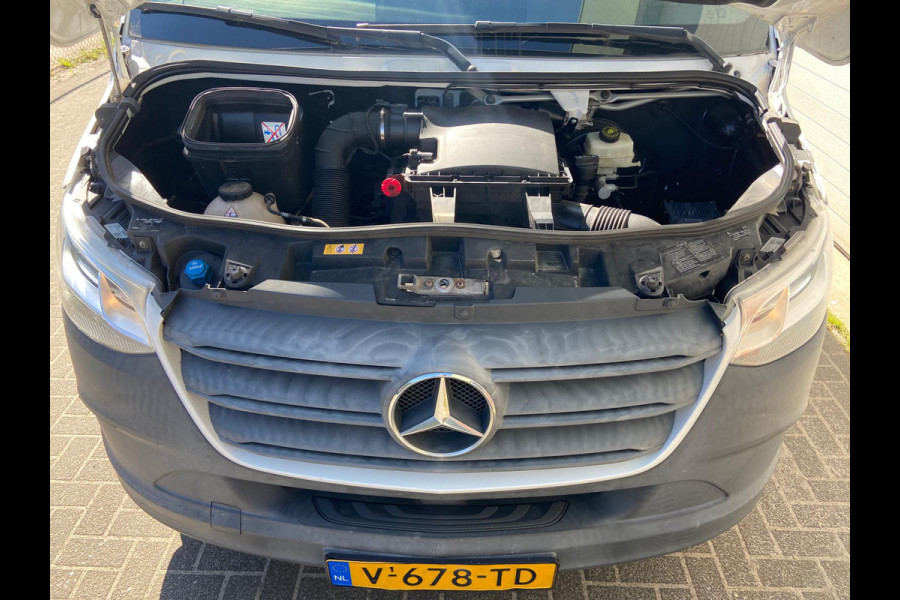 Mercedes-Benz Sprinter 314 2.2 CDI 143pk AUT-7 L2H2 EURO VI-D NAVI Camera ECC Keyless Bluetooth Navigatie-pakket Elektr.Spiegels+Verwarmd BlindSpot-Assist Regensensor Bordherkenning Trekhaak 3.500kg Trekvermogen Betonplex Wandbetimmerd