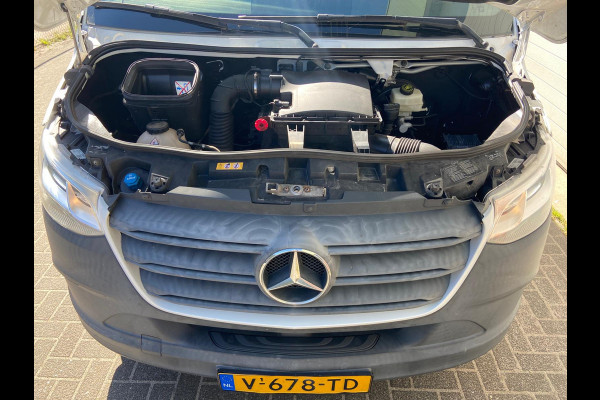 Mercedes-Benz Sprinter 314 2.2 CDI 143pk AUT-7 L2H2 EURO VI-D NAVI Camera ECC Keyless Bluetooth Navigatie-pakket Elektr.Spiegels+Verwarmd BlindSpot-Assist Regensensor Bordherkenning Trekhaak 3.500kg Trekvermogen Betonplex Wandbetimmerd