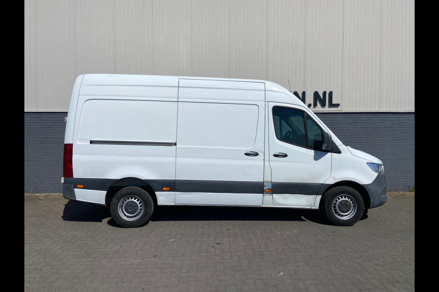 Mercedes-Benz Sprinter 314 2.2 CDI 143pk AUT-7 L2H2 EURO VI-D NAVI Camera ECC Keyless Bluetooth Navigatie-pakket Elektr.Spiegels+Verwarmd BlindSpot-Assist Regensensor Bordherkenning Trekhaak 3.500kg Trekvermogen Betonplex Wandbetimmerd